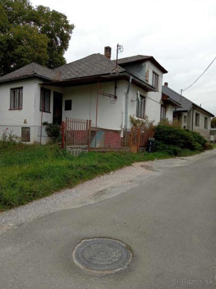 V ponuke na predaj pozemok so starším rodinným domom obec Poproč
