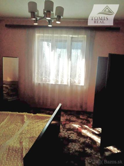 V ponuke na predaj pozemok so starším rodinným domom obec Poproč