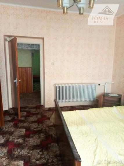 V ponuke na predaj pozemok so starším rodinným domom obec Poproč