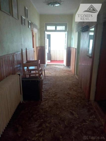 V ponuke na predaj pozemok so starším rodinným domom obec Poproč