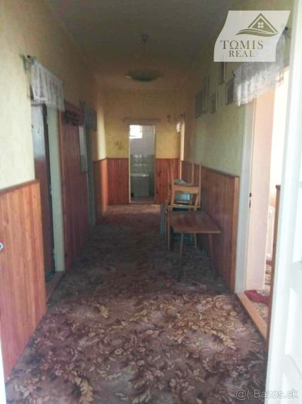 V ponuke na predaj pozemok so starším rodinným domom obec Poproč