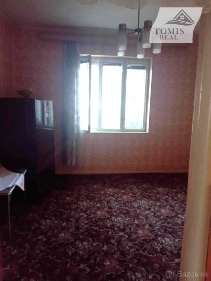 V ponuke na predaj pozemok so starším rodinným domom obec Poproč