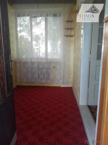 V ponuke na predaj pozemok so starším rodinným domom obec Poproč