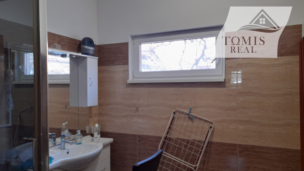 Ponúkame na predaj pozemok s novým domom v obci Poproč – skvelá investičná príležitosť!