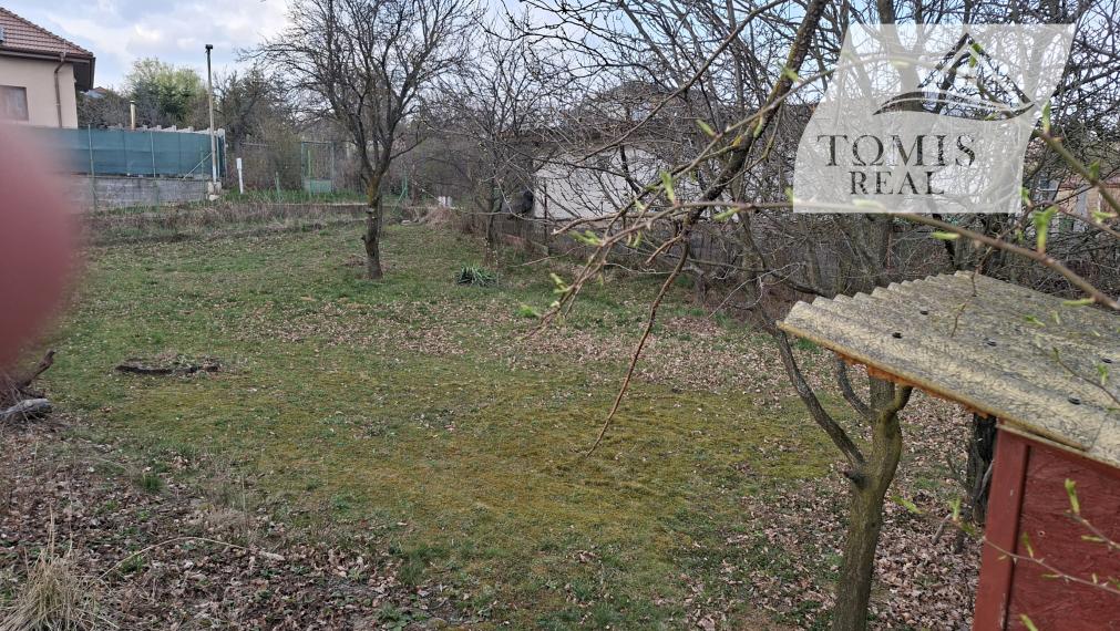 Ponúkame na predaj záhradu s chatkou