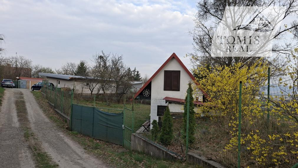 Ponúkame na predaj záhradu s chatkou