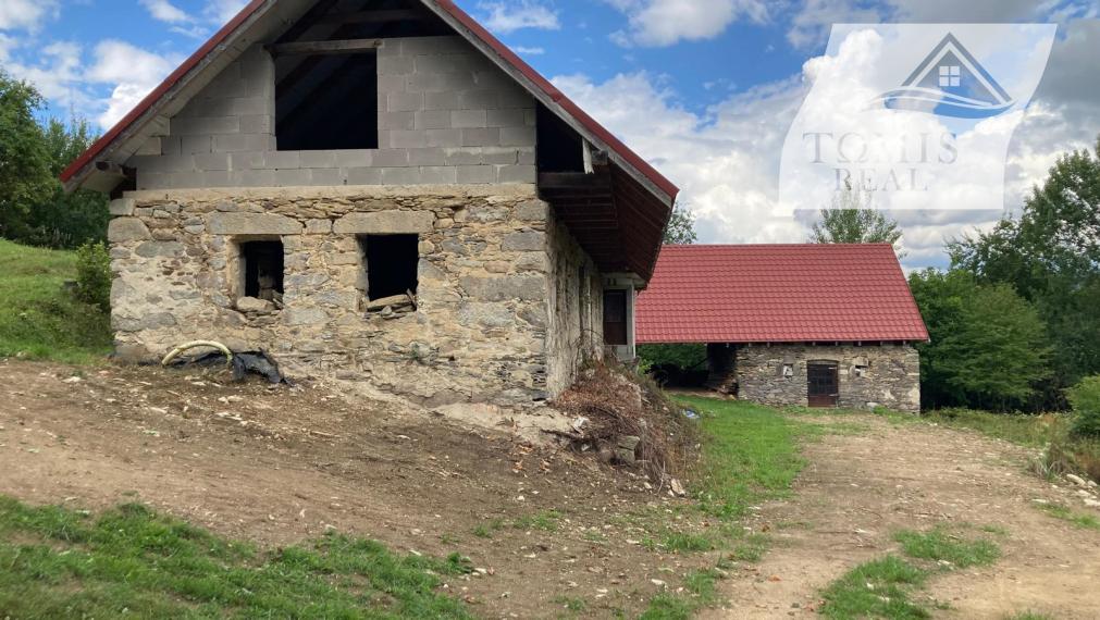 Útulná chalupa v srdci Podpoľania – ticho, potôčik a romantika lesa