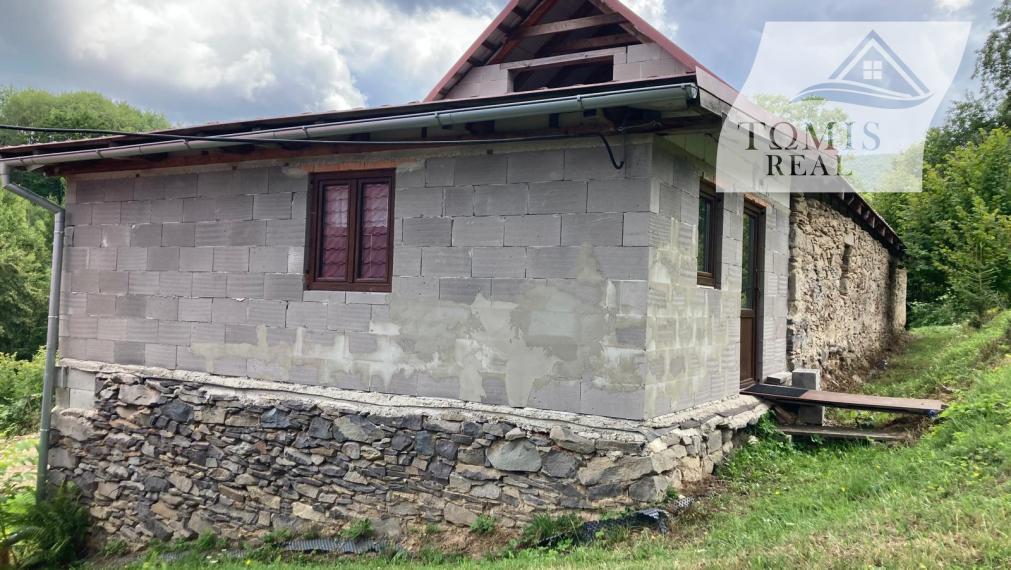 Útulná chalupa v srdci Podpoľania – ticho, potôčik a romantika lesa