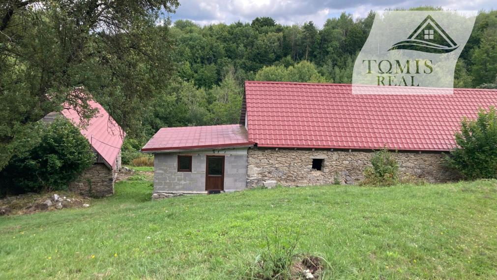 Útulná chalupa v srdci Podpoľania – ticho, potôčik a romantika lesa