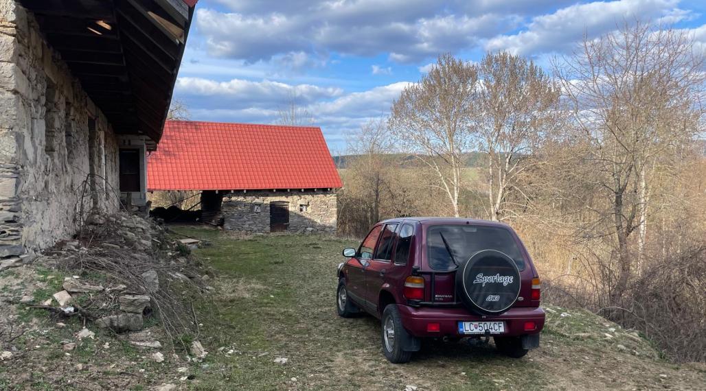 Útulná chalupa v srdci Podpoľania – ticho, potôčik a romantika lesa