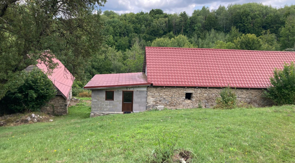 Útulná chalupa v srdci Podpoľania – ticho, potôčik a romantika lesa