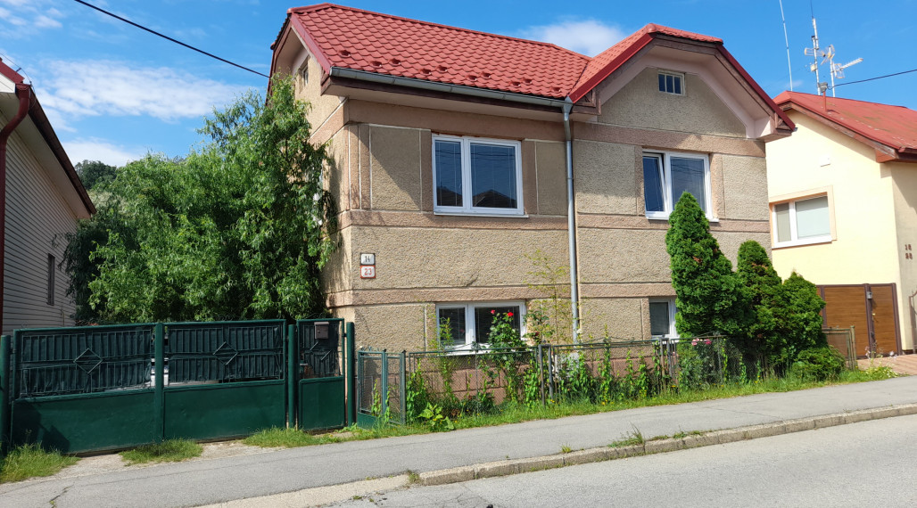 Hľadáte dokonalý rodinný prístav? 5-izbový tehlový dom s obrovským pozemkom v Myslave!