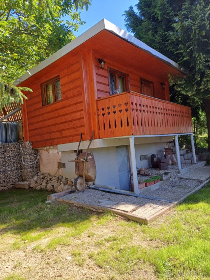 Predaj 2 podlažnej chaty v Medzeve.