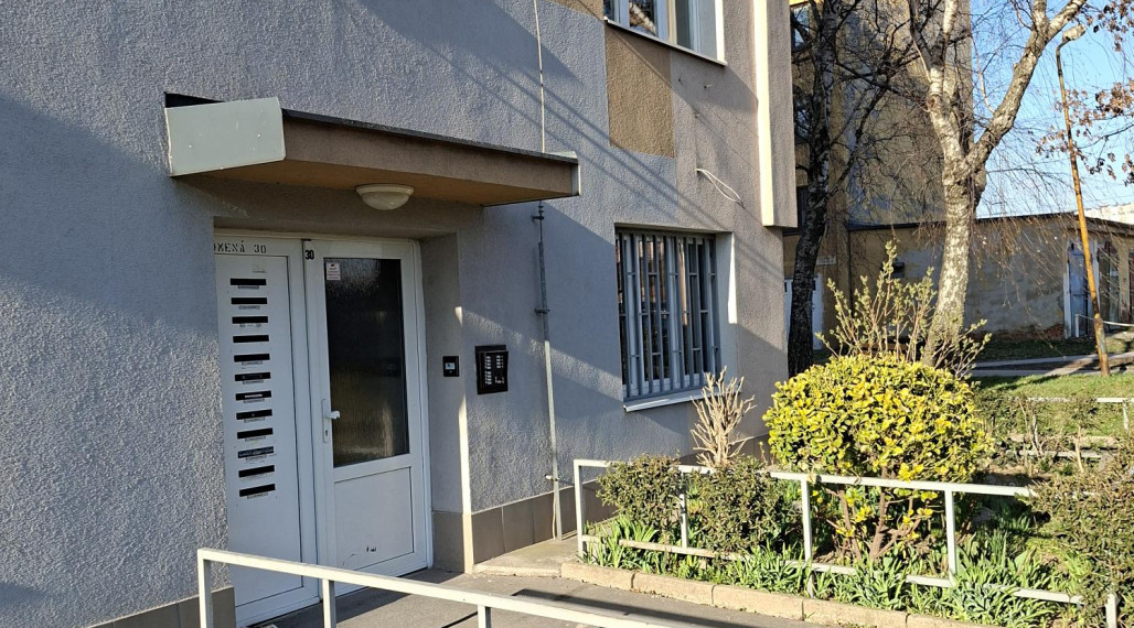 Ponúkame na predaj pekný 2- izbový byt v blízkosti centra Košíc