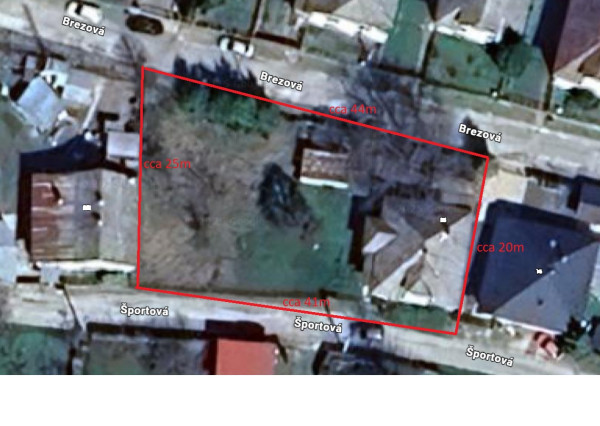 V ponuke na predaj pozemok so starším rodinným domom obec Poproč