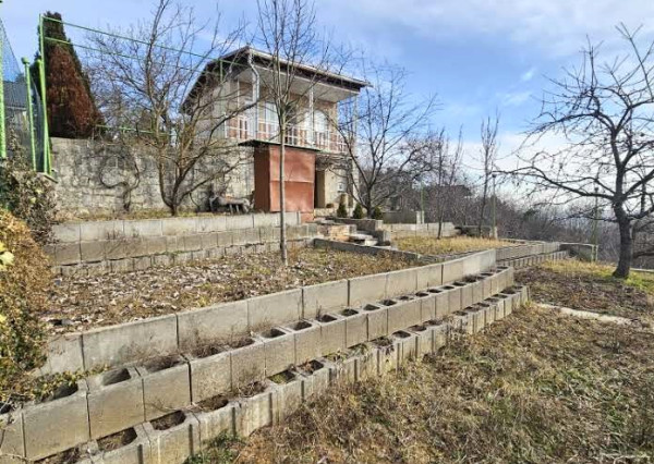 Murovaná chata KAVEČANY - VITALINA s výhľadom na okolitú prírodu