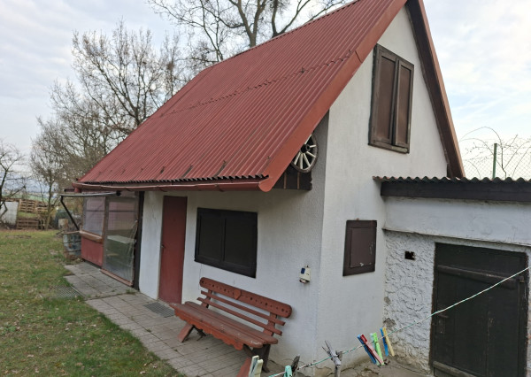 Ponúkame na predaj záhradu s chatkou