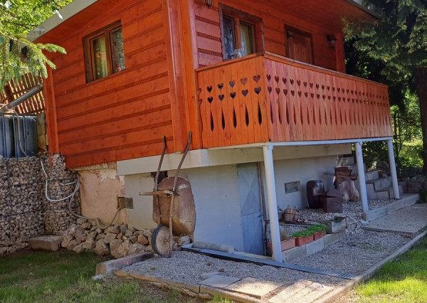 Predaj 2 podlažnej chaty v Medzeve.