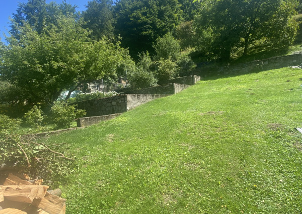 EXKLUZÍVNE na predaj stavebný pozemok, 303m2, Zlatá Idka