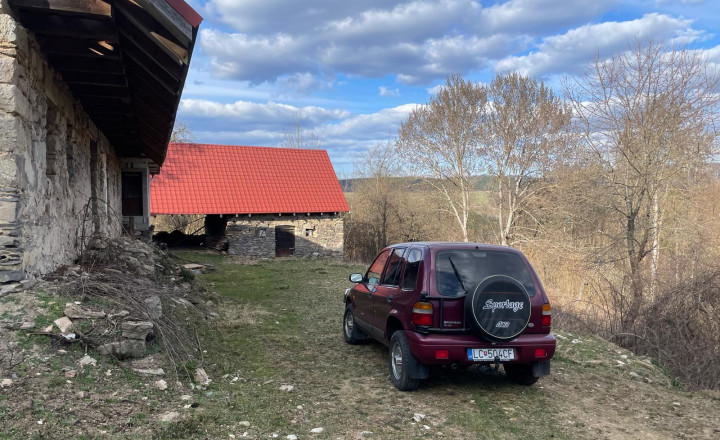 Útulná chalupa v srdci Podpoľania – ticho, potôčik a romantika lesa - fotografia 3