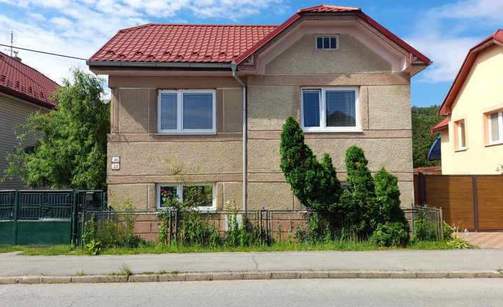 Hľadáte dokonalý rodinný prístav? 5-izbový tehlový dom s obrovským pozemkom v Myslave! - fotografia 1