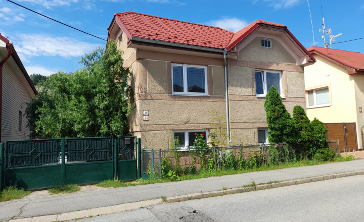 Hľadáte dokonalý rodinný prístav? 5-izbový tehlový dom s obrovským pozemkom v Myslave!