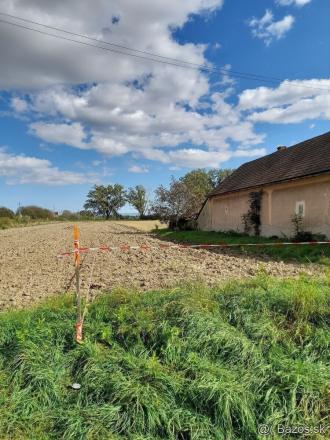 Starší vidiecky dom s veľkorysým pozemkom, tichá lokalita Mokrance - fotografia 3