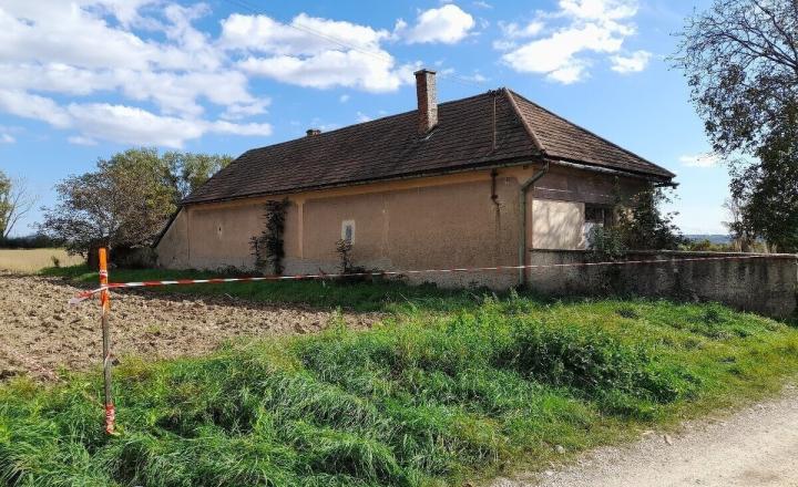 Starší vidiecky dom s veľkorysým pozemkom, tichá lokalita Mokrance - fotografia 1