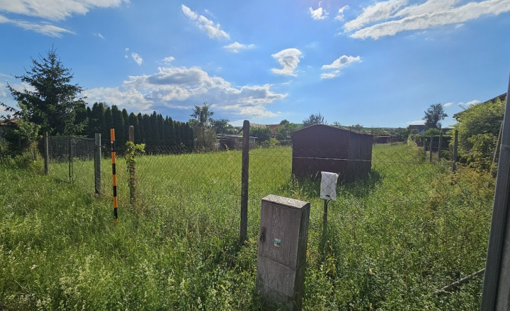 Stavebný rovinatý pozemok v lone prírody 912m2, 15 min. od KE - fotografia 1