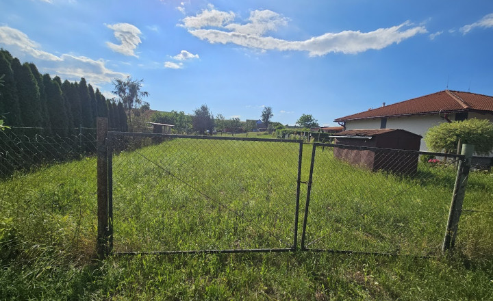 Stavebný rovinatý pozemok v lone prírody 912m2, 15 min. od KE