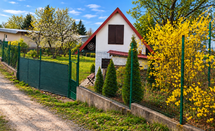 Ponúkame na predaj záhradu s chatkou - fotografia 1